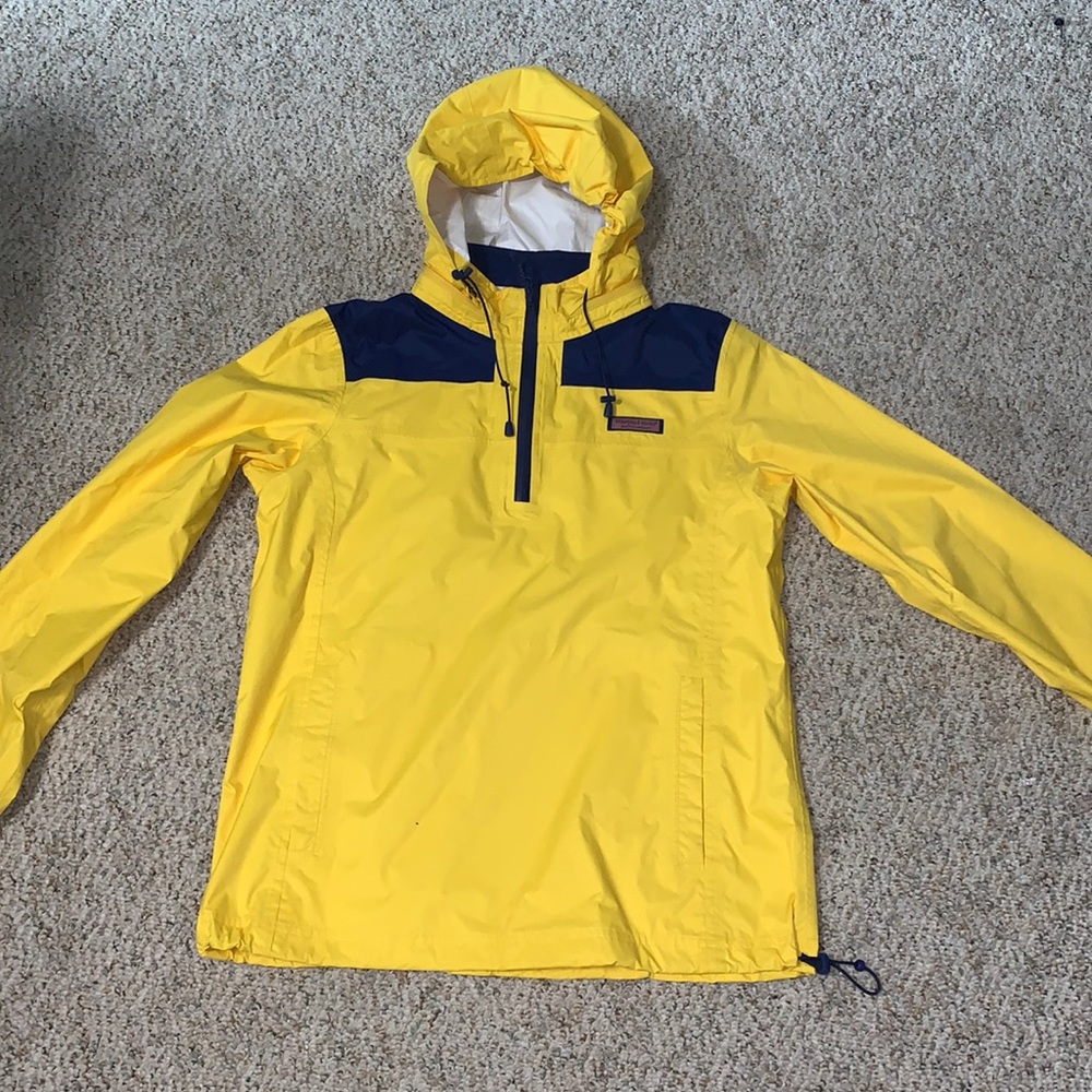 This is a men's extra small Vineyard vines